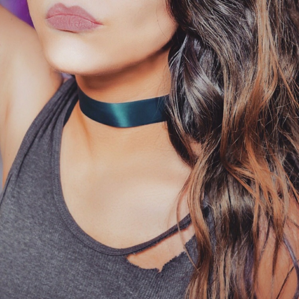 ๐NEW๐ Lux Grunge Teal Ribbon + Gold Choker - Picture 3 of 3
